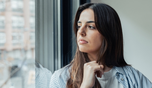 Γιατί επαναλαμβάνουμε συζητήσεις στο μυαλό μας: Ψυχολόγοι εξηγούν τους 5 λόγους