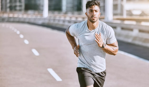 Έτρεχε 1,5 χιλιόμετρο καθημερινά για 100 ημέρες – Δείτε πώς μεταμορφώθηκε το σώμα του 
