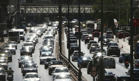 Ουρές χιλιομέτρων στην Κηφισίας και στον Κηφισό μετά από τροχαία και φωτιά σε όχημα