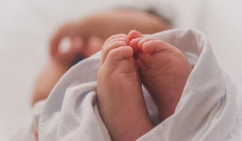 «Κανένα παιδί να μην ξαναναβιώσει τέτοια φρίκη» λέει η διοικήτρια του νοσοκομείου για το 10 μηνών βρέφος που κακοποιήθηκε από μάνα και τον σύντροφό της