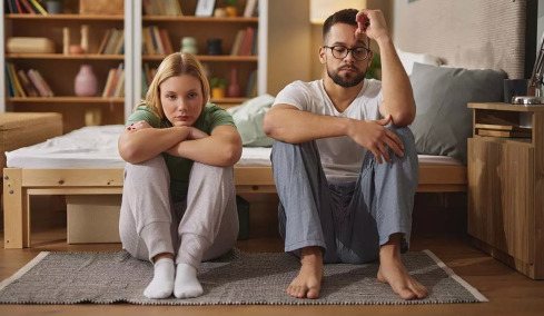 6 σημάδια που δείχνουν ότι ο σύντροφός μας θα ήθελε να είναι σε σχέση με κάποιον άλλον