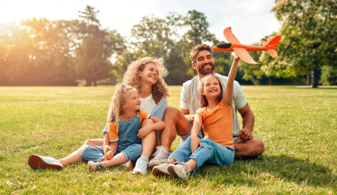 Καθηγητής του Χάρβαρντ δίνει 3 απλές συμβουλές για ευτυχισμένα παιδιά