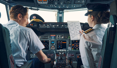 Γιατί οι πιλότοι αφήνουν την πόρτα στο πιλοτήριο του αεροπλάνου ανοιχτή πριν την πτήση;