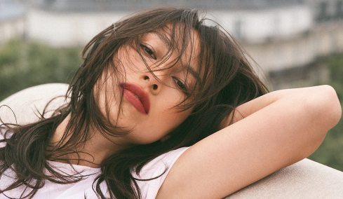 Το makeup trick των Γαλλίδων για να φαίνεται φυσική κάθε απόχρωση κραγιόν στα χείλη
