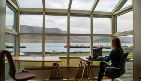 Η εποχή της ευελιξίας στην εργασία: προκλήσεις και ευκαιρίες του υβριδικού μοντέλου εργασίας