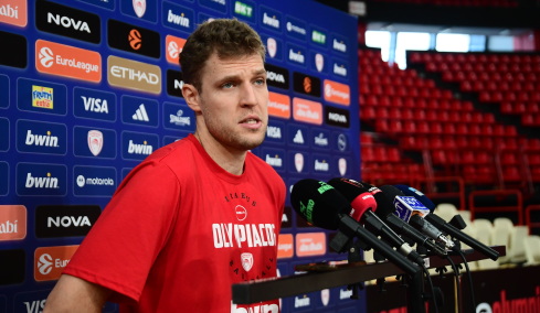 Βεζένκοβ: «Ο κόσμος εξοργίζεται όταν χάνουμε, πρέπει να δίνουμε τα πάντα»