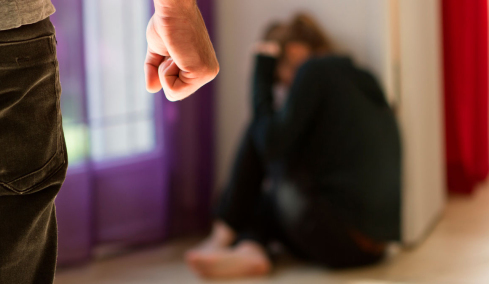 Έπαιζε θέατρο στους αστυνομικούς ο 50χρονος στο Κορωπί ενώ είχε φωτογραφία στο κινητό του με τη γυναίκα του χτυπημένη - Μάχη για τη ζωή της δίνει η 40χρονη