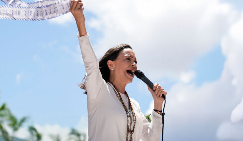 Η Ματσάδο χαιρετίζει την αυξανόμενη πίεση προς τον Μαδούρο και δηλώνει ότι ήρθε η ώρα να αποχωρήσει από τη εξουσία 