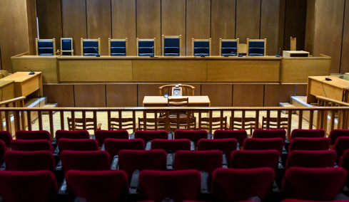 Ένοχος ο ηθοποιός για βιασμό και δύο απόπειρες βιασμού, φυλάκιση τεσσάρων ετών με αναστολή μέχρι την έφεση