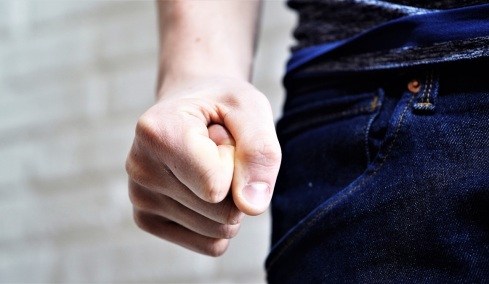 Πρώην παίκτης ριάλιτι επιτέθηκε σε ασφαλιστή στο Αίγιο και τον έστειλε στο νοσοκομείο 

