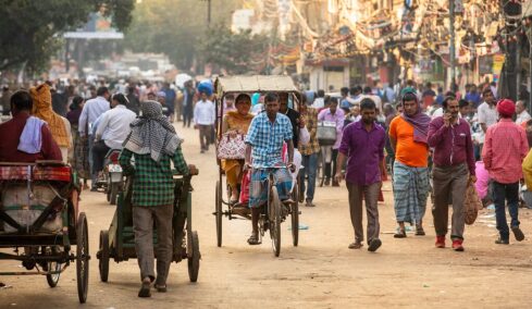 Τρία εκατομμύρια αξιωματούχοι ξεκινούν στην Ινδία την απογραφή του μεγαλύτερου πληθυσμού στον πλανήτη, θα κρατήσει πάνω από 1 χρόνο