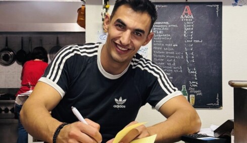 
Ο 30χρονος Μιχάλης αναβιώνει την ψυχή του ελληνικού καφενείου στον Ταΰγετο