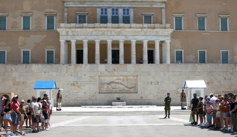 Στην εφαρμογή της τροπολογίας στρέφεται το Μαξίμου μετά τις αναταράξεις για τον Άγνωστο Στρατιώτη και το καρφί Άδωνι σε Δένδια  