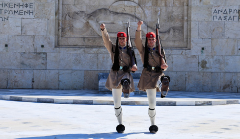 Υπουργείο Εθνικής Άμυνας: Θα αναθέσουμε σε εταιρεία καθαρισμού τον χώρο του Άγνωστου Στρατιώτη, για όσο χρόνο απαιτηθεί
