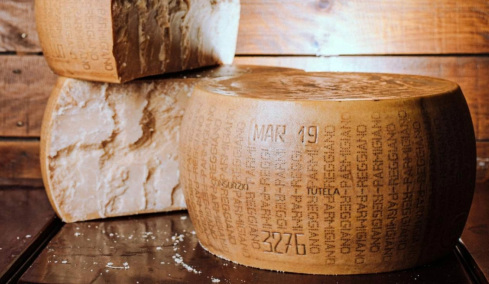 Οι λάτρεις του τυριού δηλώνουν πως θα γίνουν vegan μετά την αποκάλυψη για το πώς φτιάχνεται η παρμεζάνα (vid)