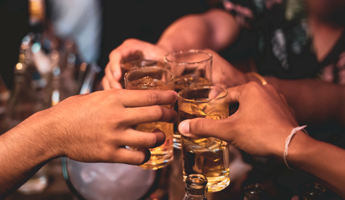 Αστυνομικοί βρήκαν σε μπαρ στον Πειραιά να έχει δοθεί αλκοόλ σε 10 ανήλικους, συνελήφθη ο 47χρονος υπεύθυνος