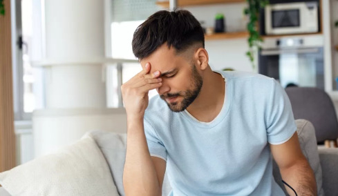 Εγκεφαλικό επεισόδιο: 6 προειδοποιητικά συμπτώματα – Τι αλλάζει στις γυναίκες
