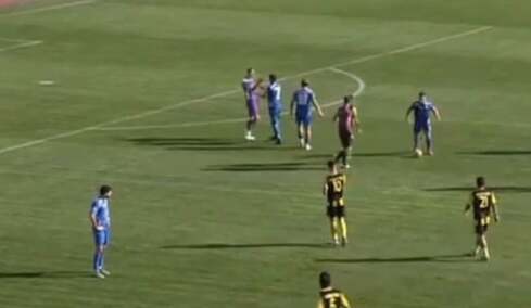Απίστευτα σκηνικά στη Super League 2: Οι παίκτες της Καβάλας «έστειλαν» τον τερματοφύλακά τους στην κερκίδα μετά τα τραγικά του λάθη - Βίντεο