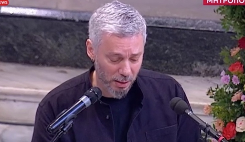 Δάκρυσε ο Αλκίνοος Ιωαννίδης στον επικήδειο για τον Σαββόπουλο: Μου είπαν ότι καταργείς το πένθος, τότε εγώ για ποιον κλαίω;