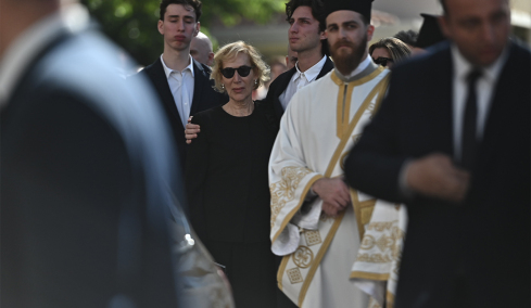 Συντετριμμένη η σύζυγος του Σαββόπουλου, Άσπα με τα παιδιά και τα εγγόνια τους στην εξόδιο ακολουθία - Βίντεο και φωτογραφίες