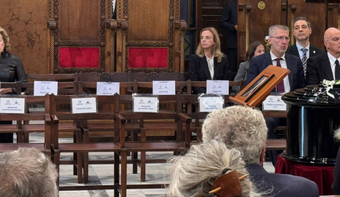 Μια σειρά άδεια καθίσματα: Απούσα η αντιπολίτευση από την κηδεία του Διονύση Σαββόπουλου