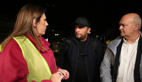 Με σκούπα και φαράσι Κωνσταντοπούλου και Ρούτσι καθάρισαν το Μνημείο του Αγνώστου Στρατιώτη – Δείτε βίντεο και φωτογραφίες
