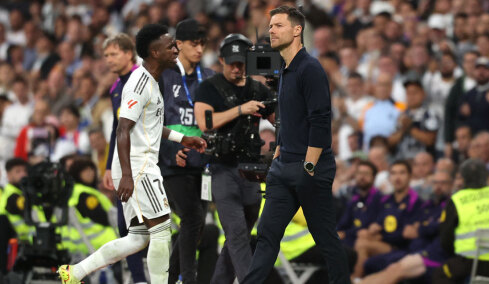 Ρεάλ Μαδρίτης - Μπαρτσελόνα: Έγινε χαμός όταν ο Αλόνσο έβγαλε τον Βινίσιους - «Εγώ αλλαγή; Φεύγω από την ομάδα»