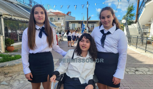 Θεσπιές: Έκανε παρέλαση η μικρή Αλεξία 6 χρόνια μετά τον βαρύτατο τραυματισμό της στο κεφάλι από αδέσποτη σφαίρα