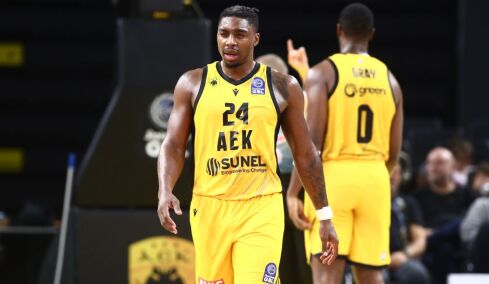 Η ΑΕΚ έκανε τα εύκολα δύσκολα αλλά νίκησε τη Λέβιτσε με 71-69 και αγκάλιασε την πρωτιά