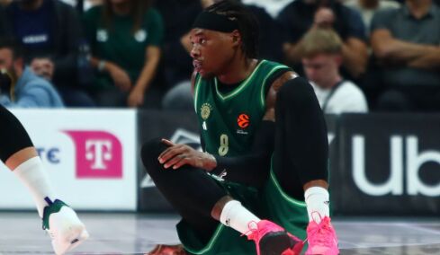 Παναθηναϊκός: Αγωνία για τον Χολμς που χτύπησε στο γόνατο και υποβάλλεται άμεσα σε εξετάσεις