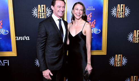 Χιου Τζάκμαν και Σάτον Φόστερ: Η εμφάνιση στα μαύρα που επιβεβαιώνει τη σχέση τους