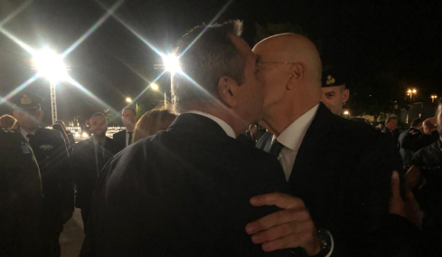 Τα φιλιά και ο διάλογος Δένδια με τον Καμμένο: Δεν σε γνώρισα - Μετά το κτήριο, άλλαξα κι εγώ