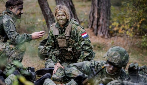 Με φούμο και στρατιωτική παραλλαγή η βασίλισσα Μάξιμα της Ολλανδίας