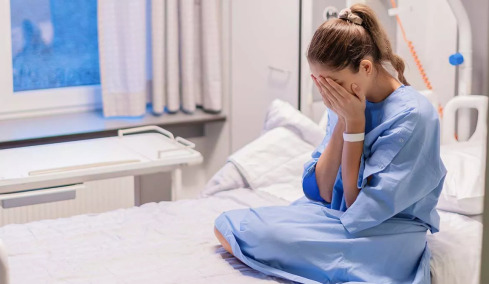 Τα συμπτώματα μιας 23χρονης αγνοήθηκαν επανειλημμένα – Τελικά είχε καρκίνο παχέος εντέρου  