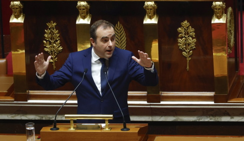 Χωρίς ψηφοφορία θα περάσει ο προϋπολογισμός στη Γαλλία: Ο Λεκορνί επικαλείται ειδική διάταξη του Συντάγματος
