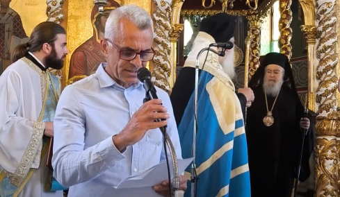 «Δεν υπήρχε πρόθεση να προκαλέσω» - Η απάντηση του δασκάλου για την επίθεση που δέχθηκε από τον Μητροπολίτη Δωδώνης για το πουκάμισό του