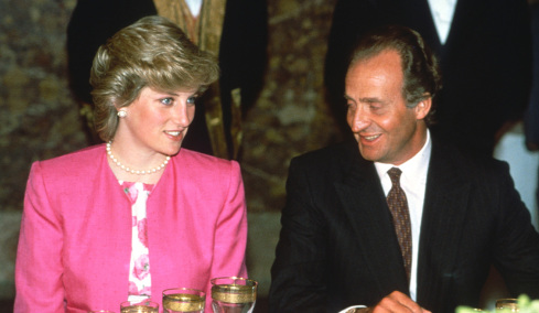 Ο Χουάν Κάρλος σπάει τη σιωπή του για τα περί ερωτικής σχέσης με την πριγκίπισσα Νταϊάνα – «Ψυχρή κι απόμακρη, εκτός αν ήταν μπροστά οι παπαράτσι»