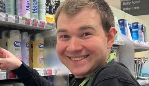 Τέσσερα χρόνια δουλεύει χωρίς μισθό: Η ιστορία του 27χρονου με αυτισμό που ζητά μόνο δικαιοσύνη