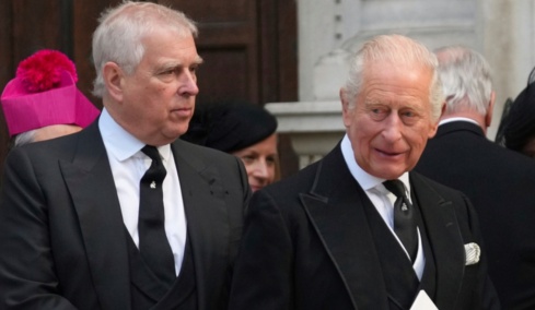 Ο Άντριου ζει μια κόλαση μετά την απόφαση του Κάρολου να τον στείλει... εξορία και να του αφαιρέσει όλους τους τίτλους