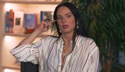 GNTM – Έξαλλη η Ζενεβιέβ Μαζαρί με τον Νάρκισσο: «Ποτέ δεν έχω κόψει τιμολόγιο με πελεκάνο»  