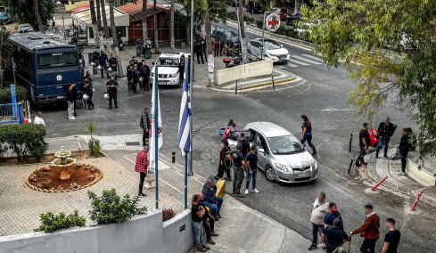 Σκηνές οδύνης στο Βενιζέλειο νοσοκομείο, συγγενείς θρηνούν τους ανθρώπους τους από τη βεντέτα στα Βορίζια Ηρακλείου