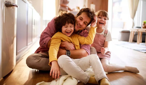 Γονείς: 6 σημάδια ότι το παιδί μεγαλώνει σε ένα ευτυχισμένο σπίτι