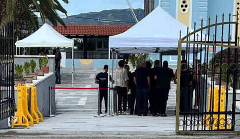 Με ανιχνευτή μετάλλων η είσοδος στην εκκλησία για την κηδεία της Ευαγγελίας Φραγκιαδάκη - Έρευνες με σκύλους για εκρηκτικά και αστυνομία παντού