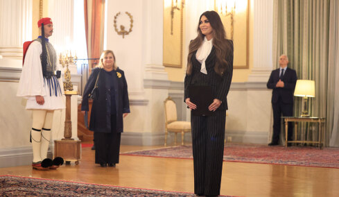 Η Κίμπερλι Γκιλφόιλ υπέβαλε τα διαπιστευτήριά της στον Τασούλα, ο διάλογος που είχαν μπροστά στις κάμερες - Δείτε φωτογραφίες