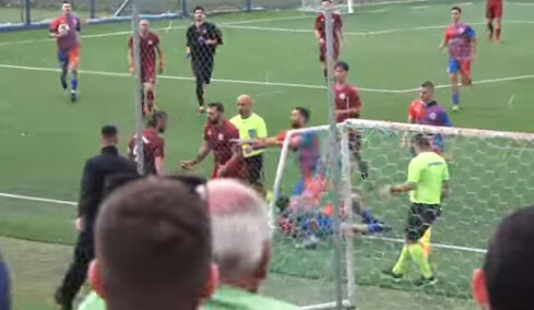 Ξύλο στη Β' ΕΠΣΑ: Ποδοσφαιριστής αποβλήθηκε μετά από κλωτσιά και μπουνιά σε αντιπάλους του - Βίντεο  