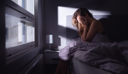 Πόσες ώρες ύπνου χρειαζόμαστε πραγματικά – Τι προτείνει ειδικός για να βρούμε τον «φυσικό ρυθμό» μας στις γιορτές