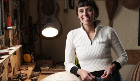 
Αποστολή στην Πιερία: Η Αγγελική Λύσσα επέλεξε το Λιτόχωρο για να ζήσει και να αφιερωθεί την τέχνη της οργανοποιίας