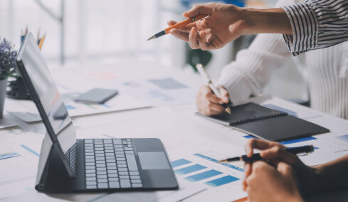 Τέλος οι 8 ώρες εργασίας: Η κουλτούρα «996» από την Κίνα ανησυχεί τη νέα γενιά