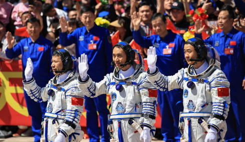 Κινέζοι αστροναύτες ασφαλείς αλλά εγκλωβισμένοι στον Τιανγκόνγκ: Πώς θα επιστρέψουν στη Γη;