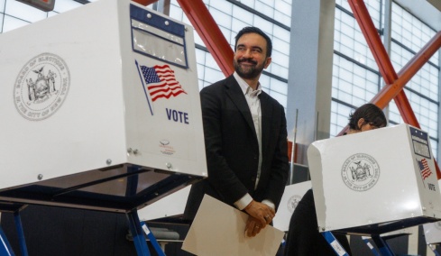 Ο Ζόχραν Μαμντάνι γίνεται ο πρώτος μουσουλμάνος δήμαρχος της Νέας Υόρκης – Η νίκη του αλλάζει τον πολιτικό χάρτη των ΗΠΑ 